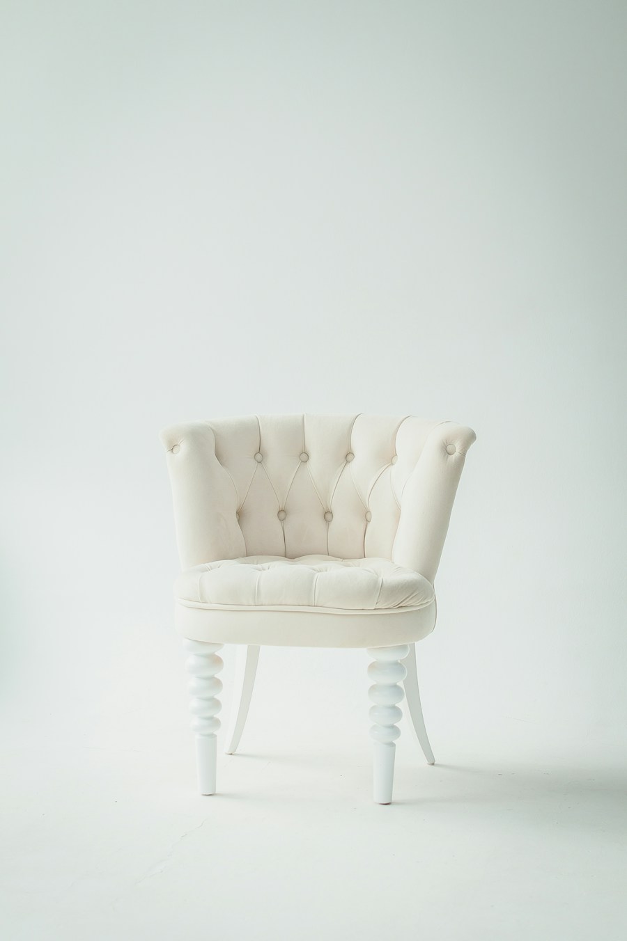Tufted accent chair